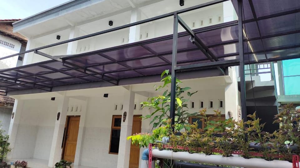 OYO 91233 Bismo 85 Family Syariah Hotel in East Java