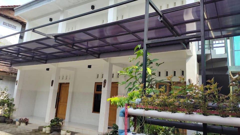 OYO 91233 Bismo 85 Family Syariah Hotel in East Java