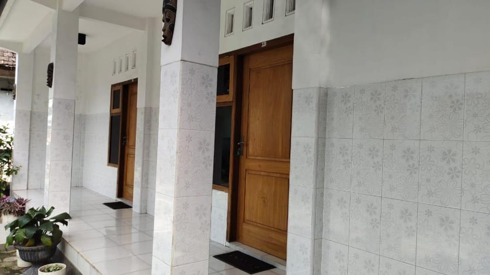 OYO 91233 Bismo 85 Family Syariah Hotel in East Java