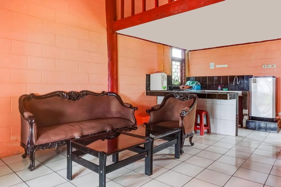 OYO 91218 Villa Karang Sono Hotel in Indonesia