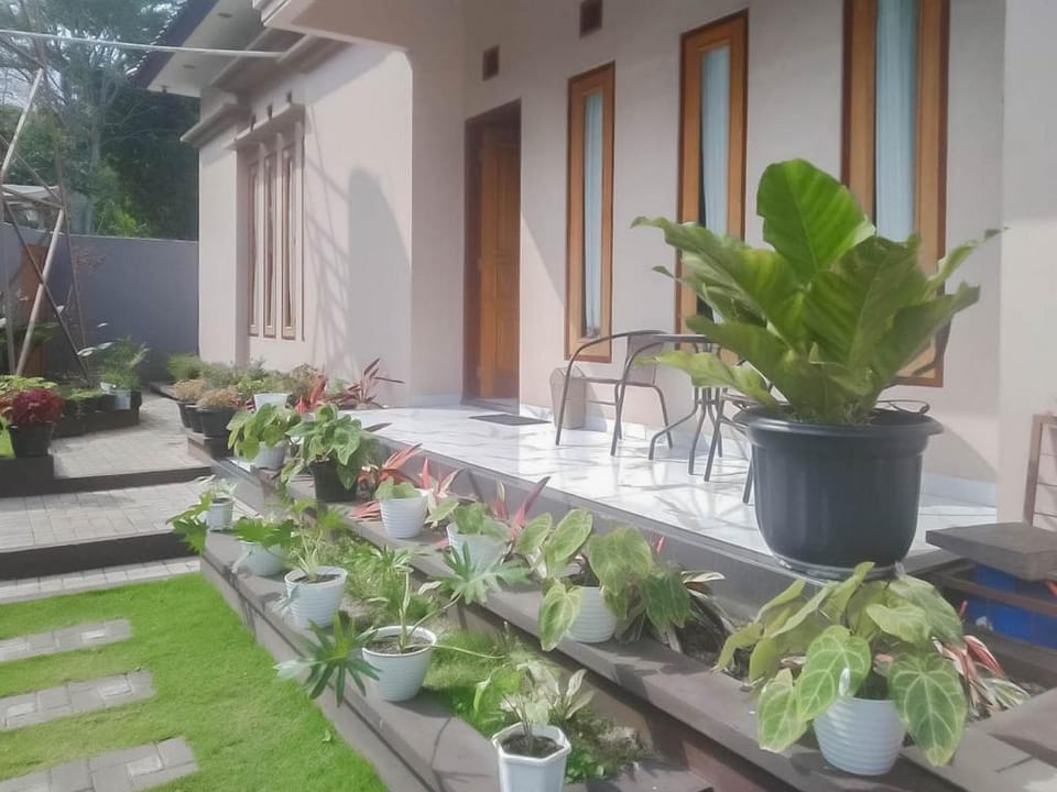 Kedai Oma Syariah Mitra RedDoorz Hotel in West Java