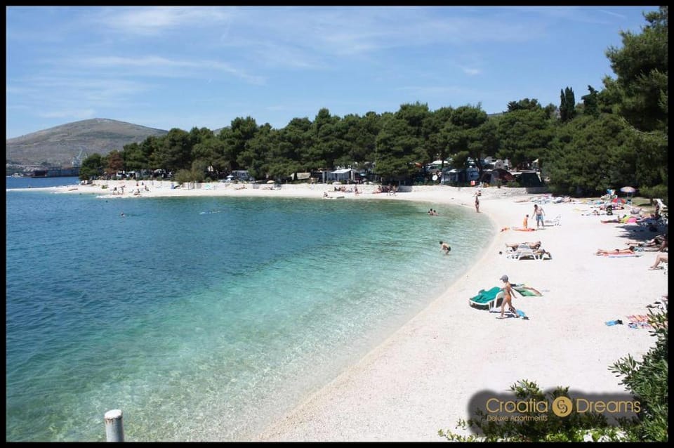 Deluxe 79m2 apartment with pool, 50 m2 garden lounge outdoor space Apartment in Okrug Gornji