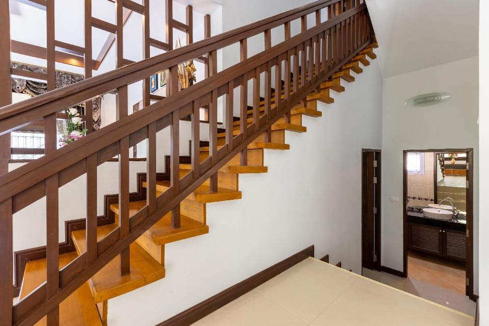 Five Bedroom Pool Villa Close To Town (H5) Villa in Hua Hin District