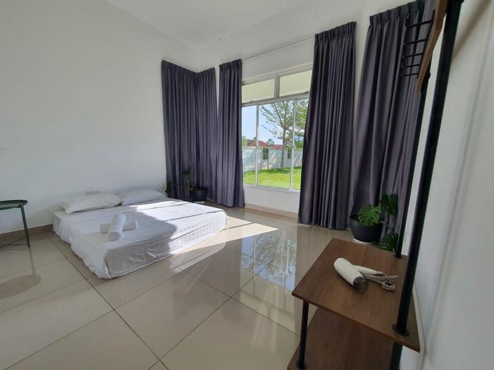 DesaruWhiteHouse 13k sqft Garden&KTV&BBQ Free Pool Vacation rental in Johor