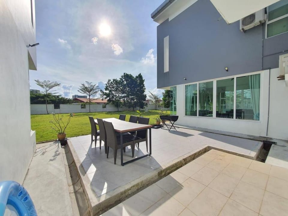 DesaruWhiteHouse 13k sqft Garden&KTV&BBQ Free Pool Vacation rental in Johor