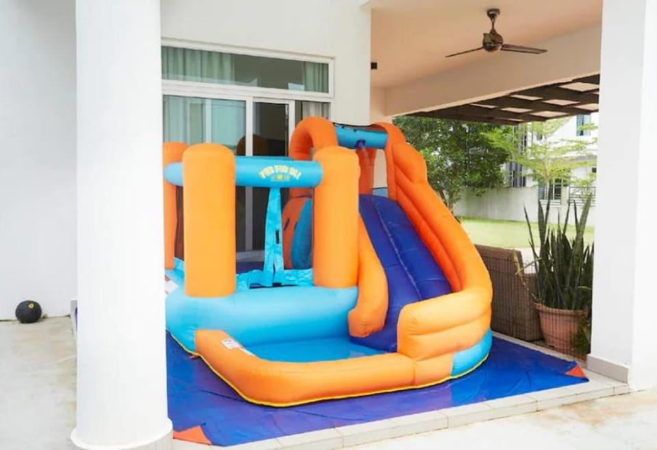 DesaruWhiteHouse 13k sqft Garden&KTV&BBQ Free Pool Vacation rental in Johor