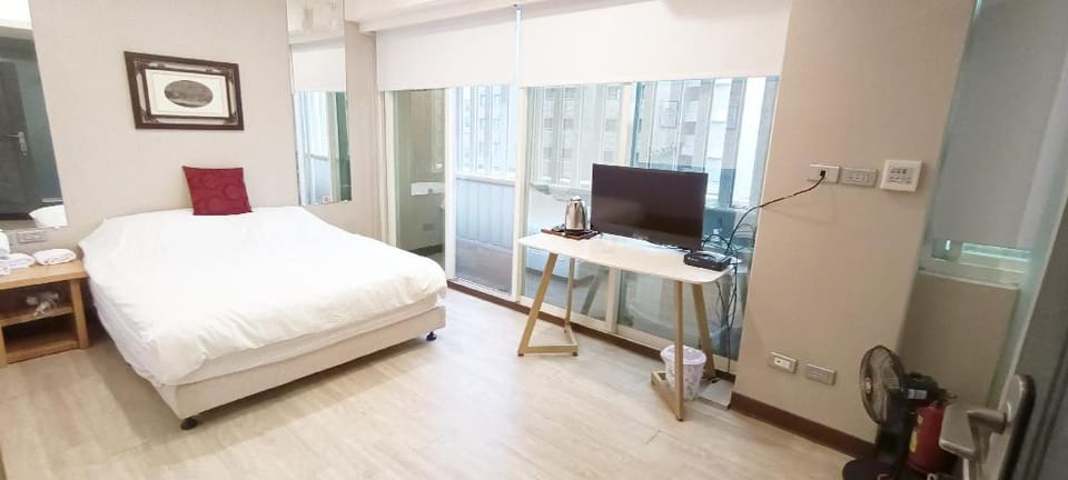 MRT Luxury Room with Big Window and Balcony Apartment in Taipei City
