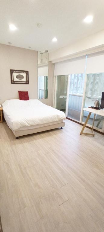 MRT Luxury Room with Big Window and Balcony Apartment in Taipei City