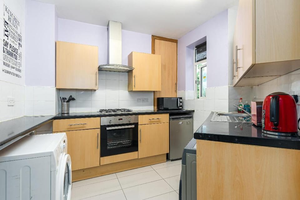 Modern appt - Max  6 persons. Min stay 7 nights Apartment in Edgware