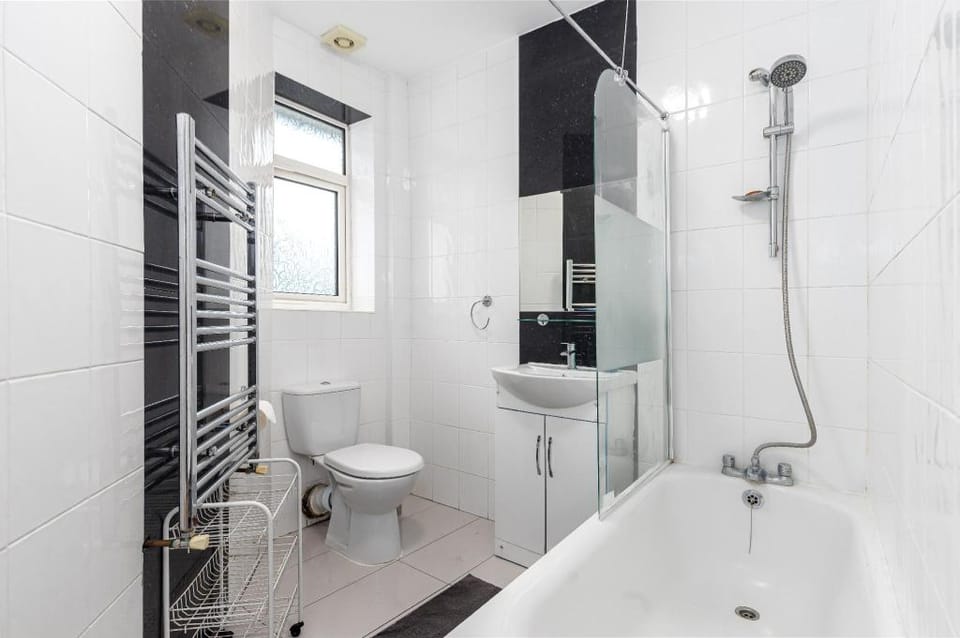 Modern appt - Max  6 persons. Min stay 7 nights Apartment in Edgware