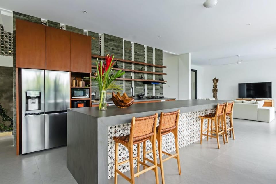 Ze Mar Luxury 4 bed Canggu 700 meters to beach Villa in North Kuta