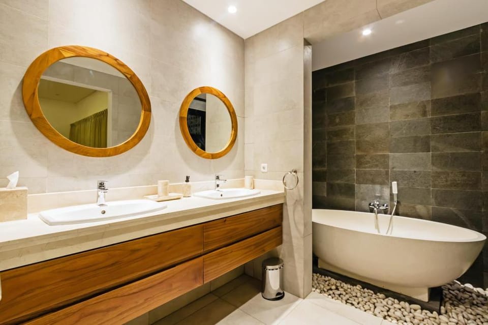Ze Mar Luxury 4 bed Canggu 700 meters to beach Villa in North Kuta
