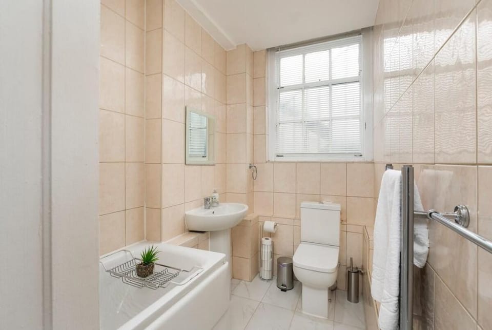 Authentic & Spacious 5 Bed Apartment/Hyde Park Apartment in City of Westminster