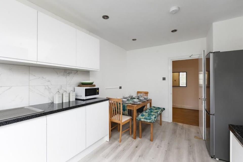 Authentic & Spacious 5 Bed Apartment/Hyde Park Apartment in City of Westminster