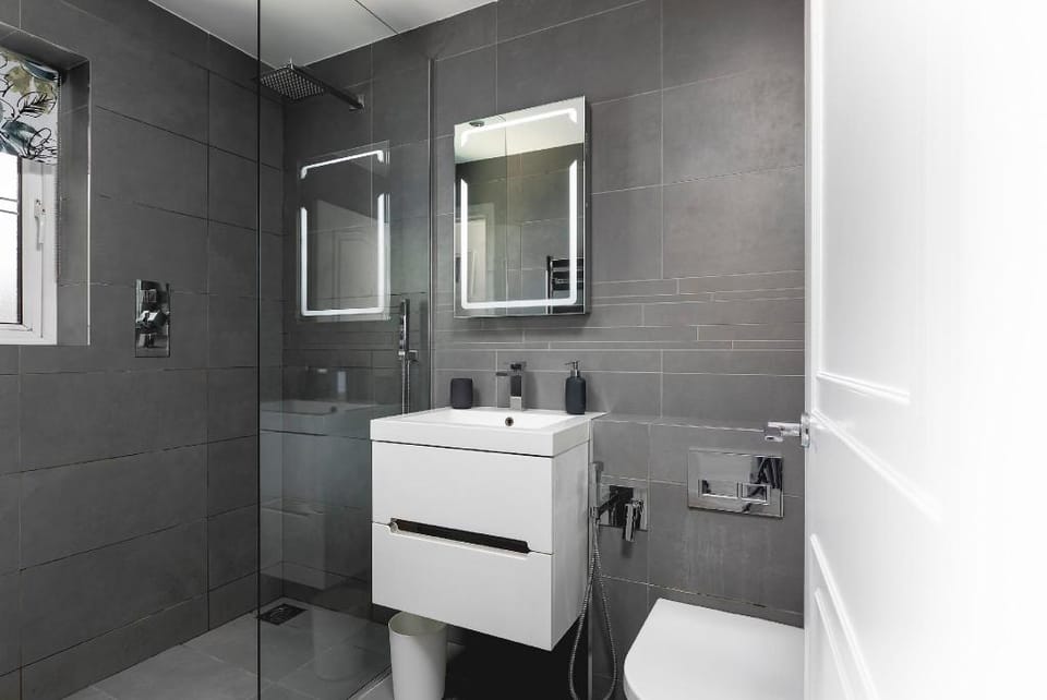 Just 20 mins  from Buckingham Palace Apartment in London