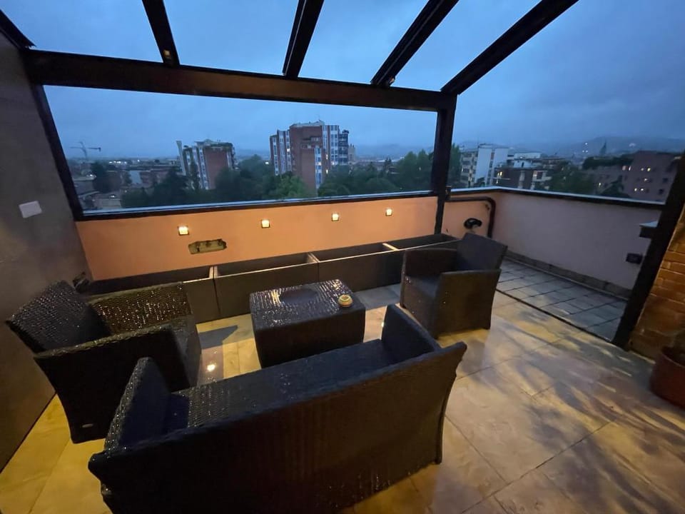 Attico con vista spettacolare e Jacuzzi Vacation rental in Bologna