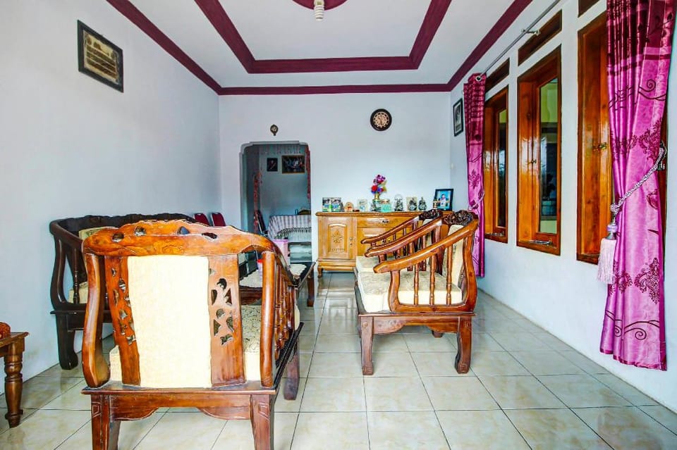 OYO HOMES 91242 Desa Wisata Cibuntu Kuningan Syariah Hotel in West Java