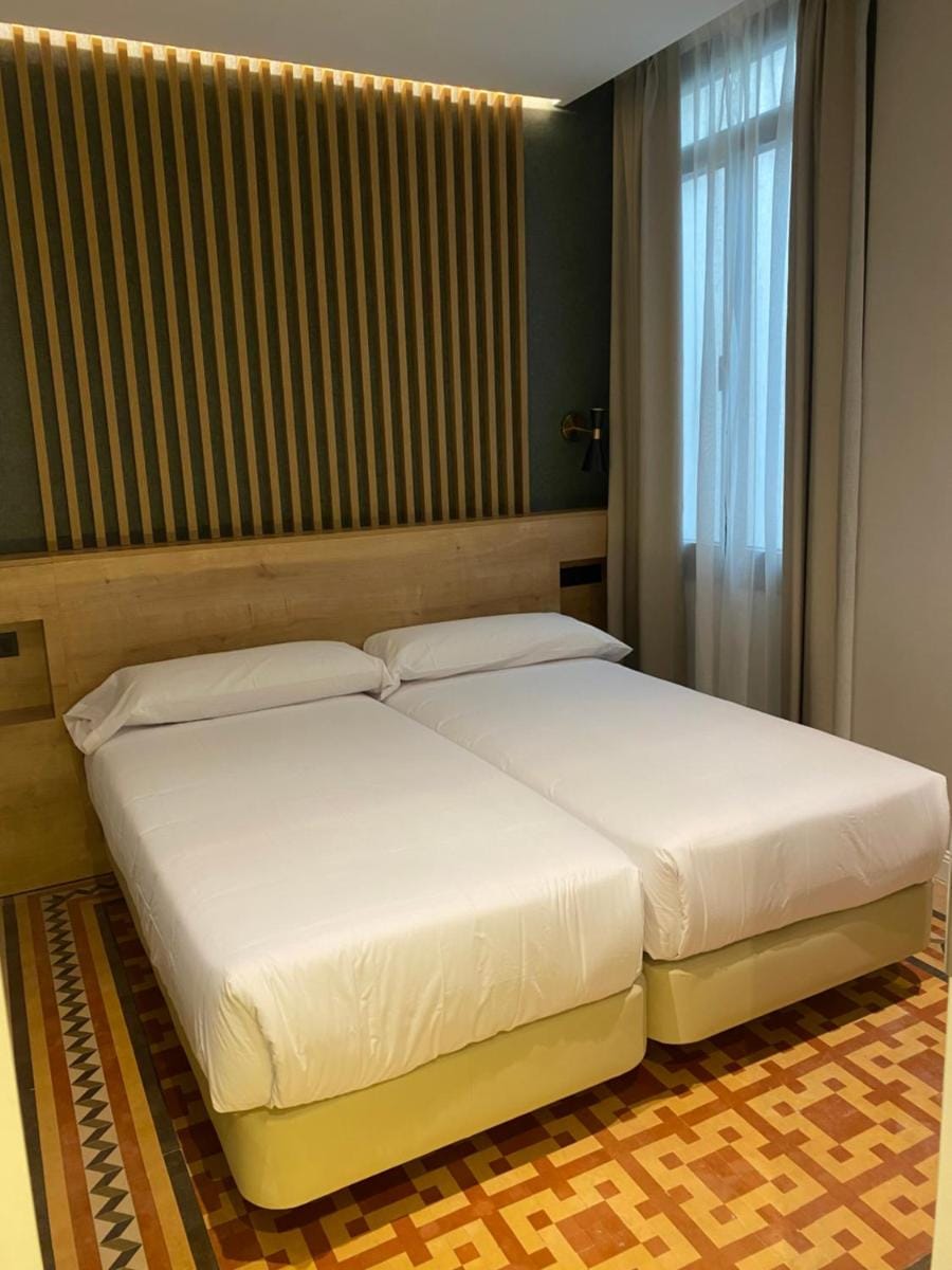 Fontanella By BCN URBAN Rooms Bed and Breakfast in Barcelona