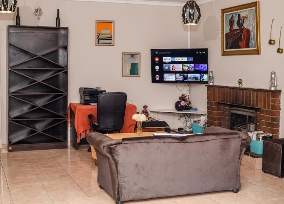 Birdville BNB Guest House Bed and Breakfast in North West, South Africa