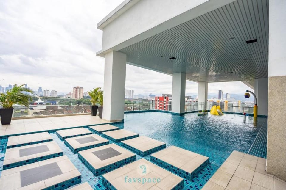 Lovely 4-bedroom condo with pool for 6 pax -Cheras Apartment in Federal Territory of Kuala Lumpur