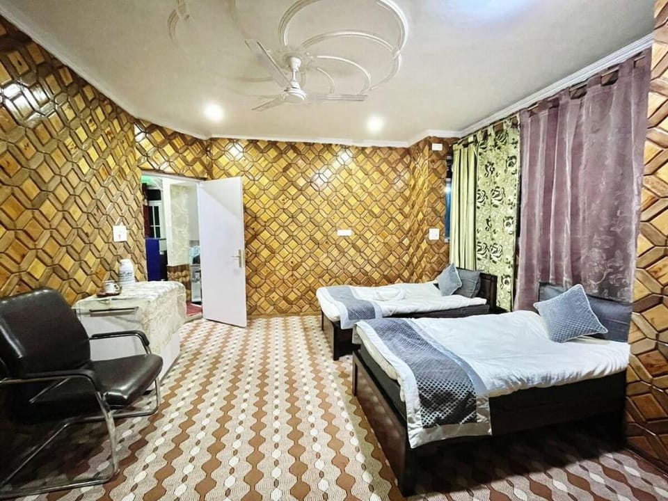 Shajar Villa - 8 BHK Vacation Homestay, Srinagar Villa in India