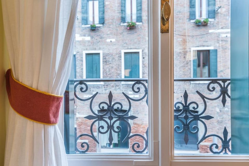 Ca' Dei Nomboli Canal View Apartment in San Marco
