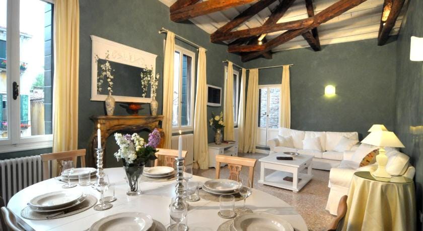 Ca' Dell'Artista with Balcony and Terrace Apartment in Lido di Venezia