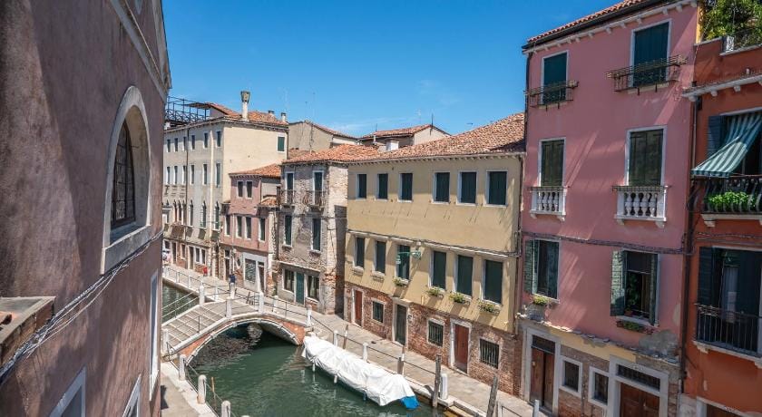 Ca' Dell'Artista with Balcony and Terrace Apartment in Lido di Venezia