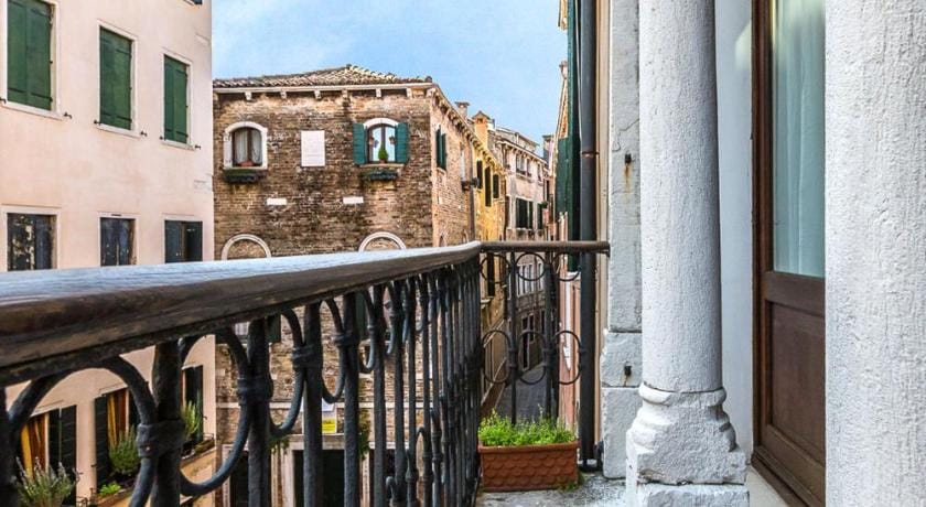 Ca' Grassi 2 Charming Balcony Apartment in San Marco