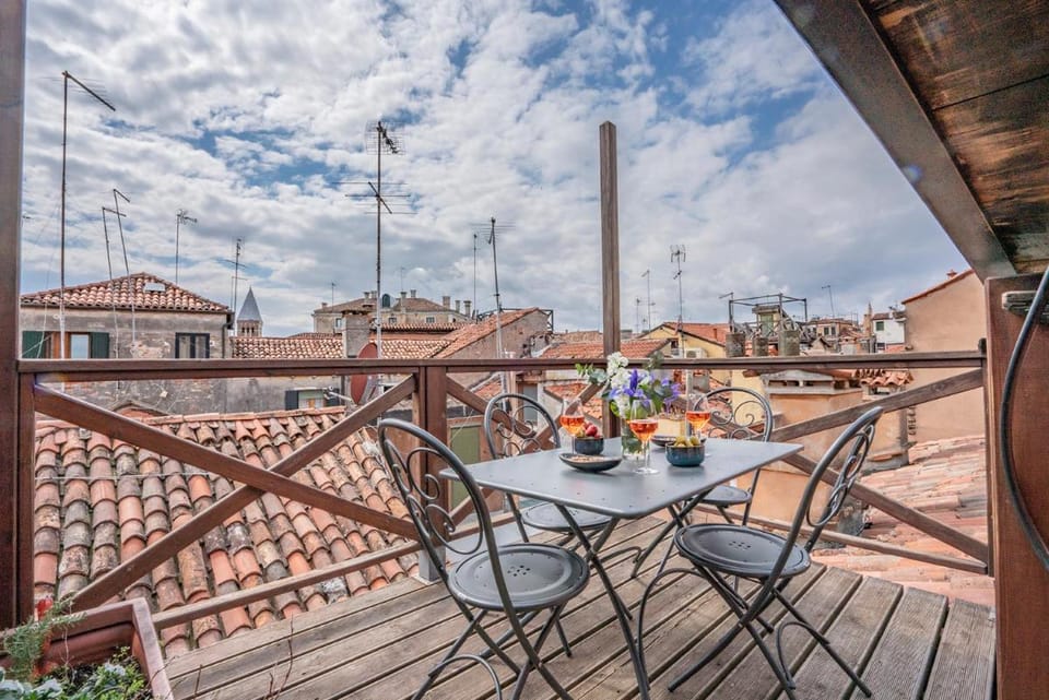 Ca' Grassi 3 Venetian Terrace Apartment in San Marco