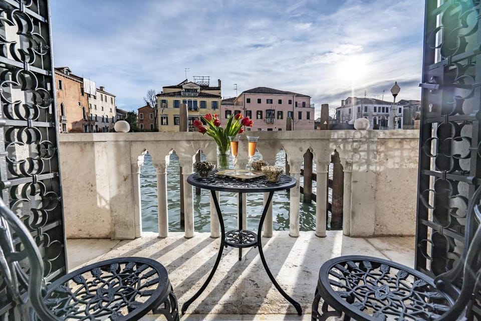 La Loggia Grand Canal Apartment in Venice