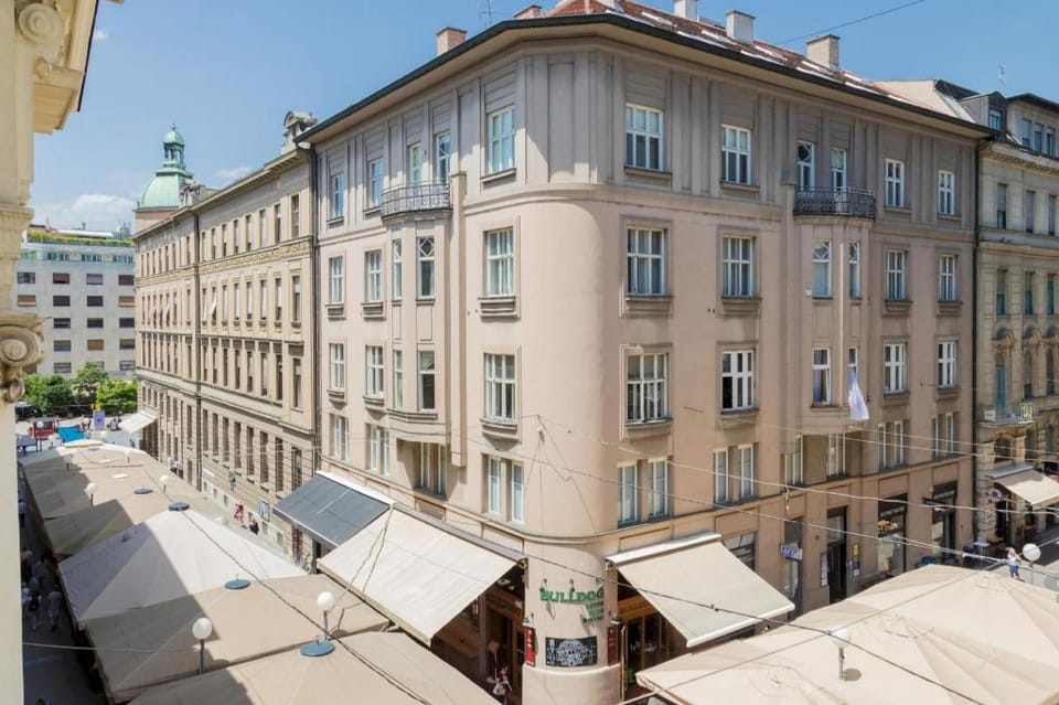 sqm Main Square Apt!-4 Units-Great for Groups! Apartment in City of Zagreb