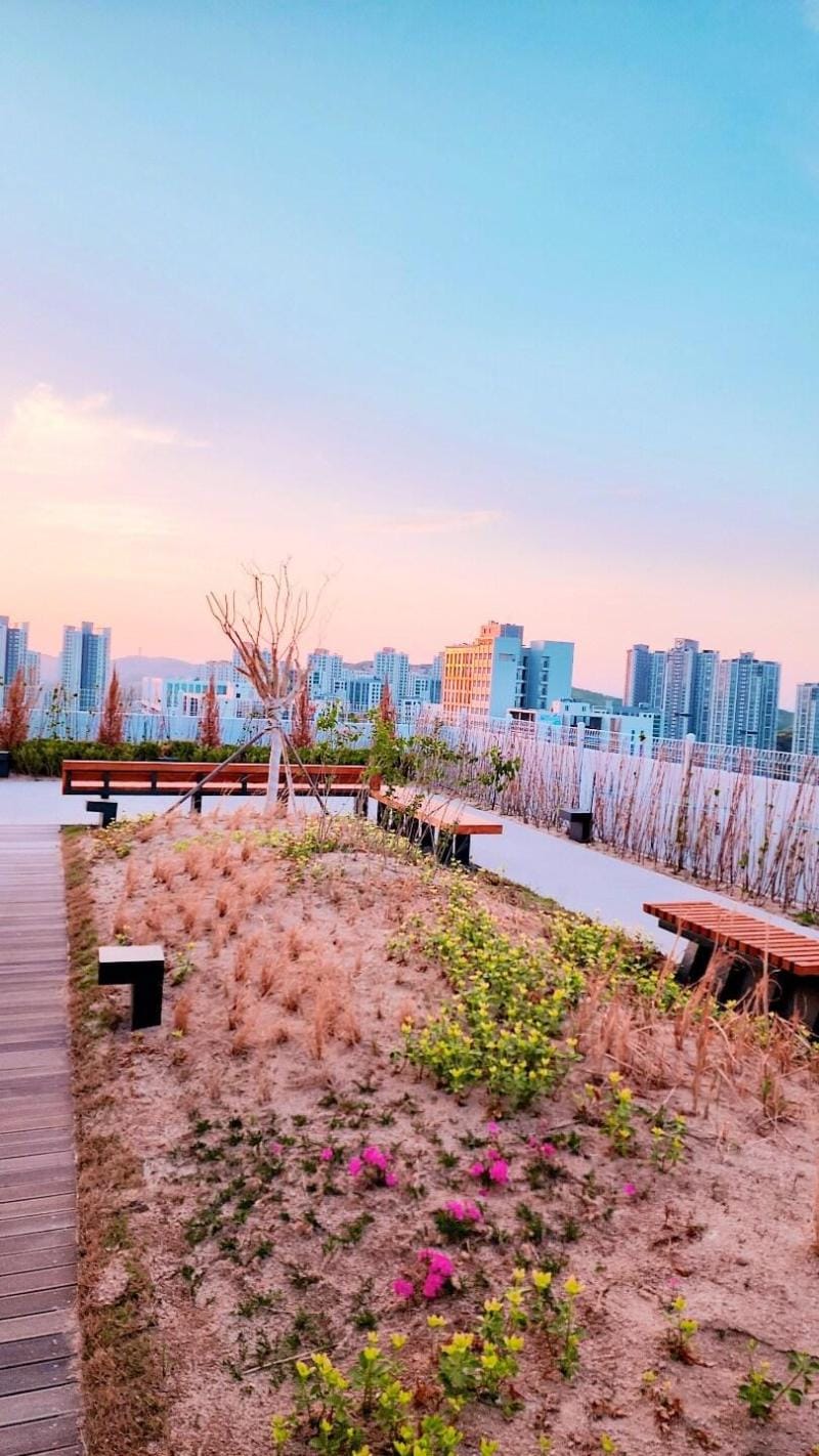 “Romantic Balcony Stay with Netflix & Café Street Apartment in Incheon