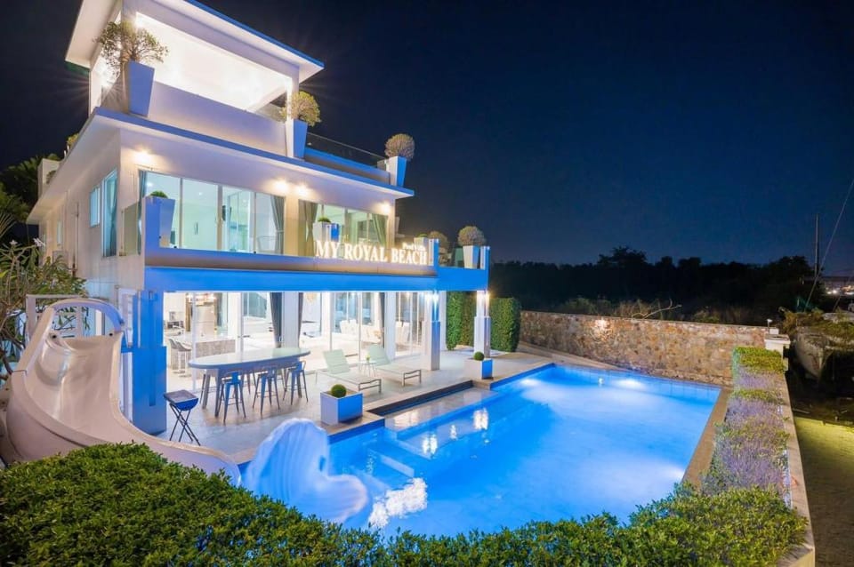 Beachfront Luxury Pool Villa 10BR - VVP31.9 Villa in Pattaya City