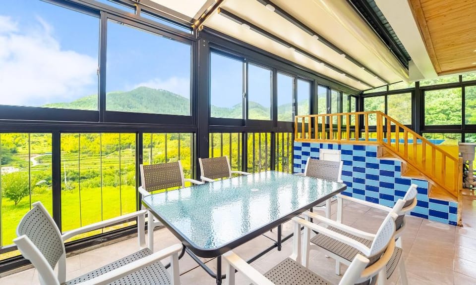 Geoje hillstory poolvilla Bed and Breakfast in South Korea