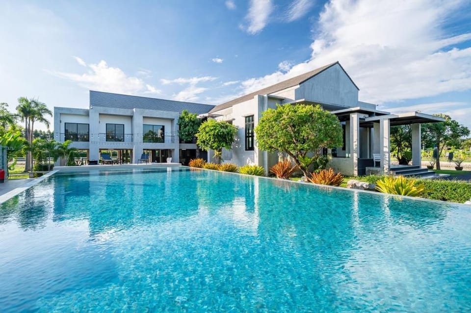 Grand Spacious Pool Villa - VVP34.1 (max 40 pax) Villa in Pattaya City