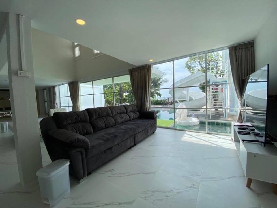 Beachfront (Ban Amper) Pool Villa 6BR - VVP36 Villa in Pattaya City