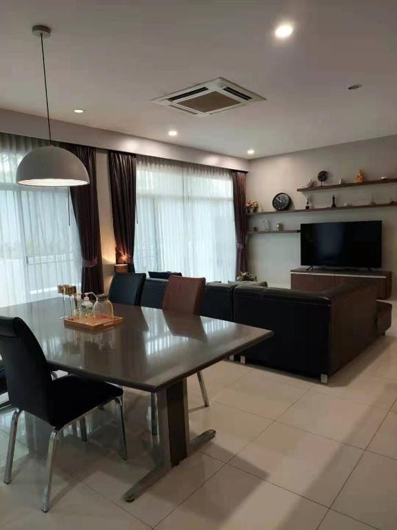 peaceful residential villa/ideal for families Vacation rental in Pattaya City