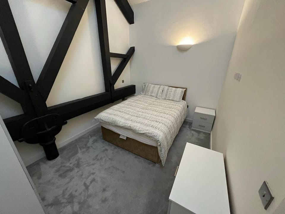 LUXURY NEWLY DECORATED 2 BEDROOM DUPLEX Apartment in Bradford