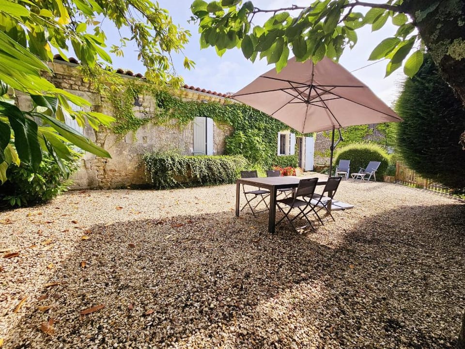 Fleurs de vigne, gîte charentais au grand coeur Country House in Nouvelle-Aquitaine