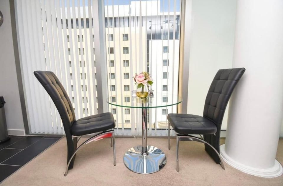 Manhattan Apartment - City Centre - Free Parking Apartment in Milton Keynes