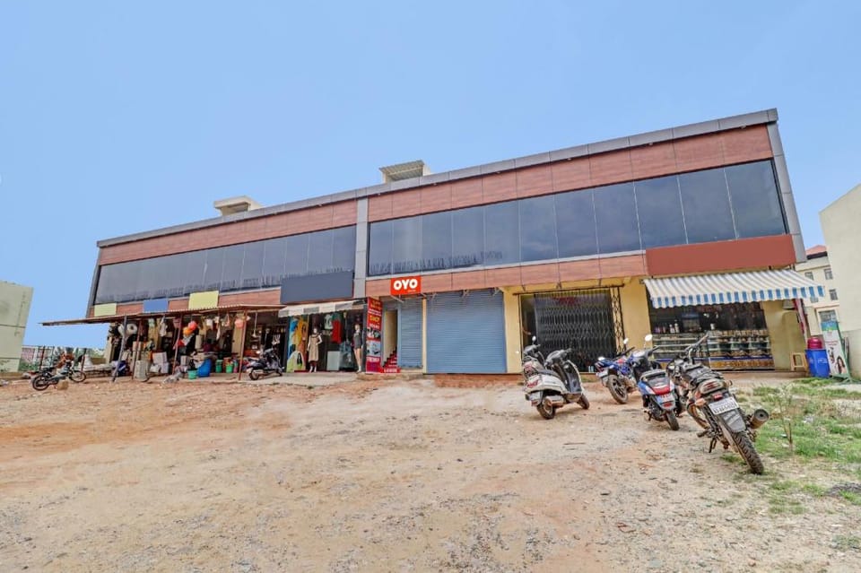 OYO Lakshmi Sri Deluxe Boarding & Lodgeing Hotel in Bengaluru