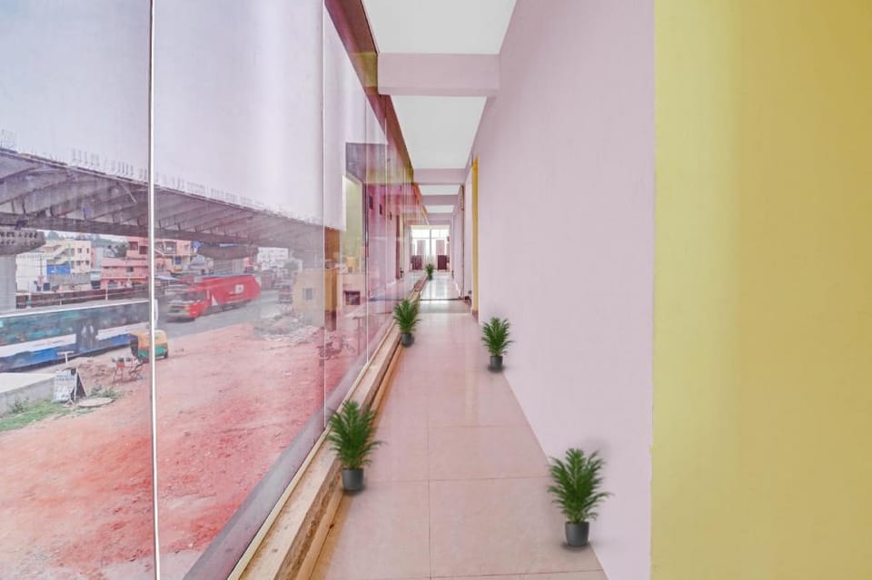 OYO Lakshmi Sri Deluxe Boarding & Lodgeing Hotel in Bengaluru