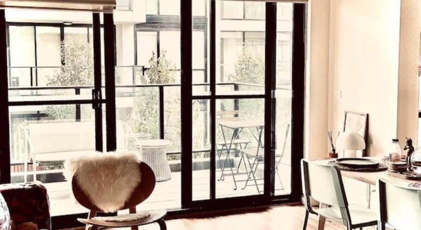 Stylish 1 bedroom apartment with free parking. Apartment in Melbourne