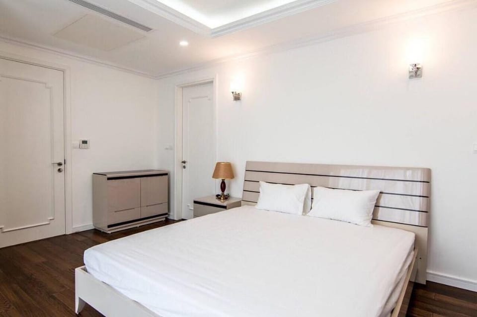 White Lotus Room - Red River View Apartment in Laos