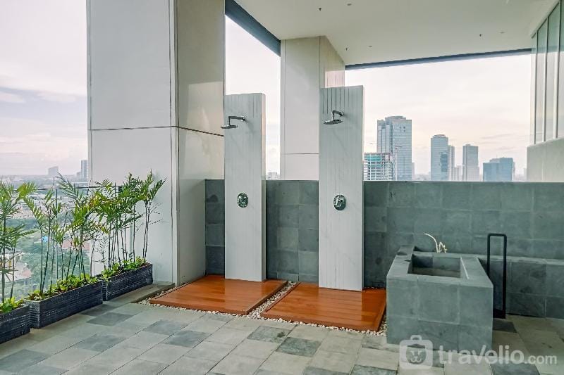 Elegant Nice 1BR The Smith Alam Sutera By Travelio Apartment in West Java