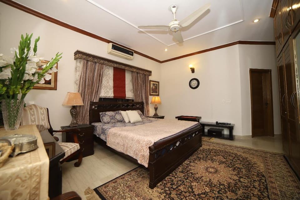 Cheerful 2-bedroom portion with onsite parking Vacation rental in Islamabad