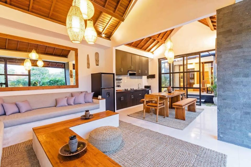 Aruna Batu Bolong Beauty 5 bed air/con living Villa in North Kuta