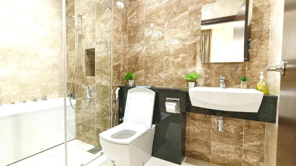 Lovely 2Bed w Jacuzzi bath/Smart TV/Infinity Pool Vacation rental in Johor Bahru