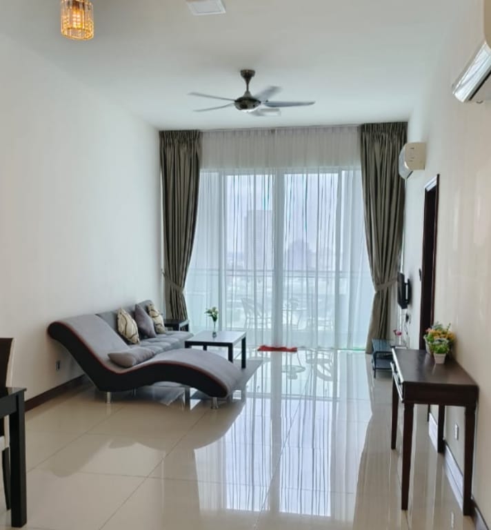 Lovely 2Bed w Jacuzzi bath/Smart TV/Infinity Pool Vacation rental in Johor Bahru